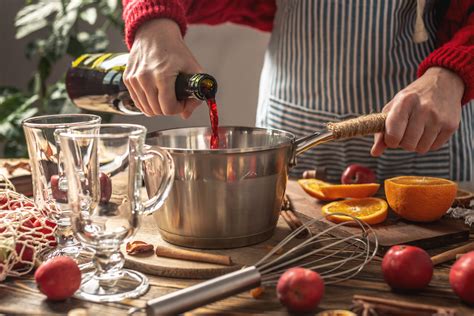 servírovanie vareného vína v hrnčekoch