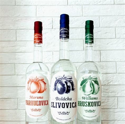 Fľaše s rôznymi druhmi ovocných destilátov