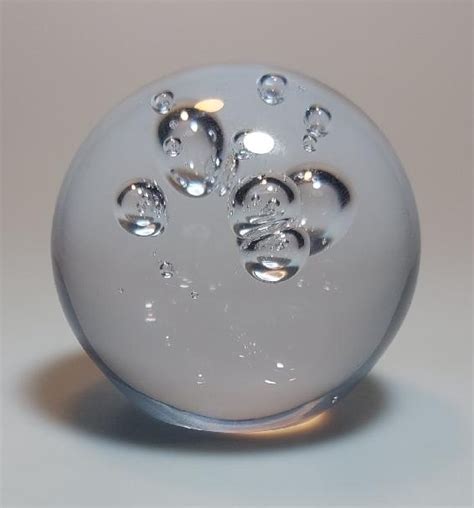 Ilustrácia kvasnej zátky s bublinkami CO2