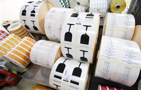 Ilustrácia správneho postupu nalepovania etikety bez bubliniek