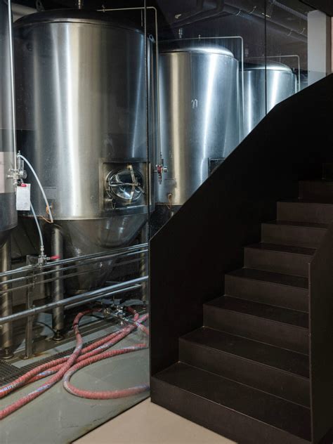 Interiér pivovaru s výčapnými tankami