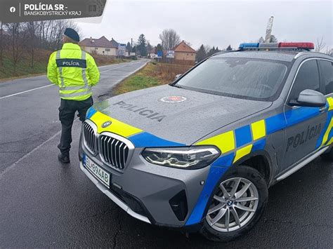 Ilustračná fotografia policajta vykonávajúceho dopravnú kontrolu