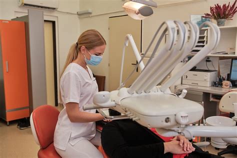 Stomatologická ambulancia s pacientom na kresle