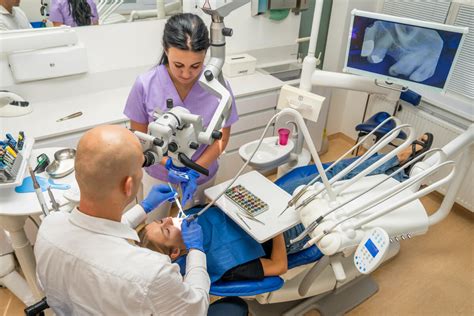 Infografika zobrazujúca časový harmonogram hojenia po extrakcii zuba