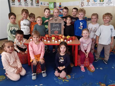 Ukážka rôznych druhov papierov s rôznou textúrou a farbou