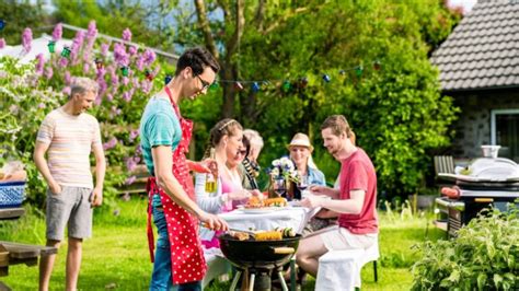 Ľudia popíjajúci pri letnej grilovačke