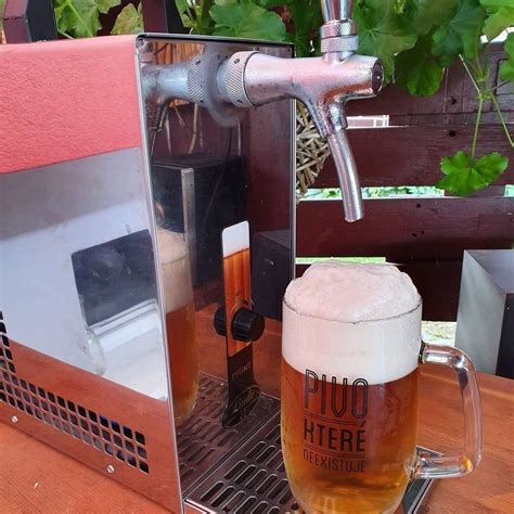 Ilustračná fotografia muža čapujúceho pivo z výčapného zariadenia