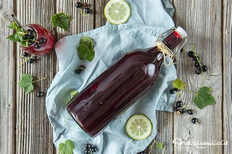 Servírovacie sklo s perlivým vínom z čiernych ríbezlí