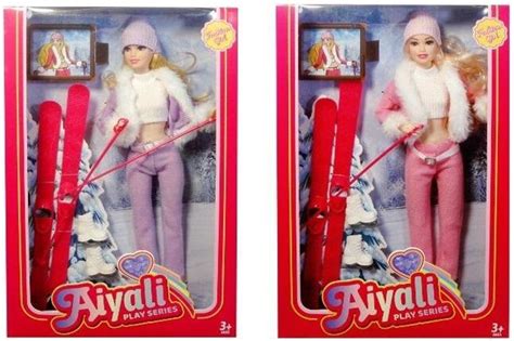 Osoba s lyžami a fľašou alkoholu