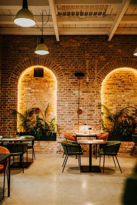 Ilustračná fotografia útulnej reštaurácie s drevenými prvkami a teplým osvetlením