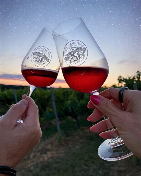 fľaša Tokajského vína s pohárom