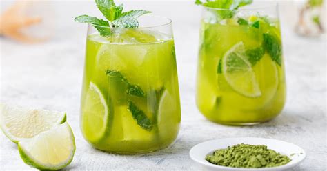 Pohár s nealkoholickým Mojitom, ozdobený mätou a limetkou