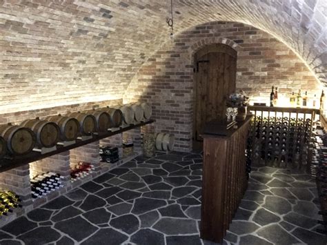 Interiér tokajskej vínnej pivnice