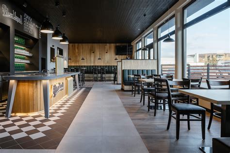 Interiér Pilsner Pub Ružomberok s drevenými prvkami a tehlovými stenami