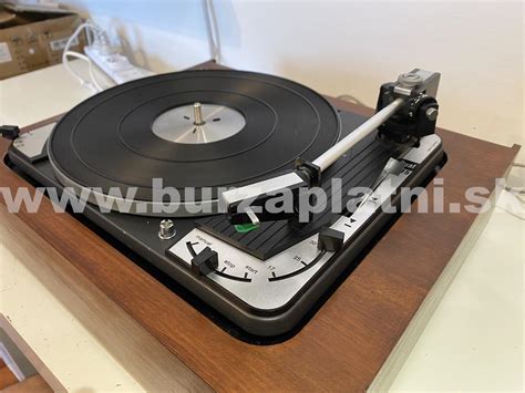 Detail interiéru Pilsner Pub s retro prvkami ako staré rádio a vinylové platne
