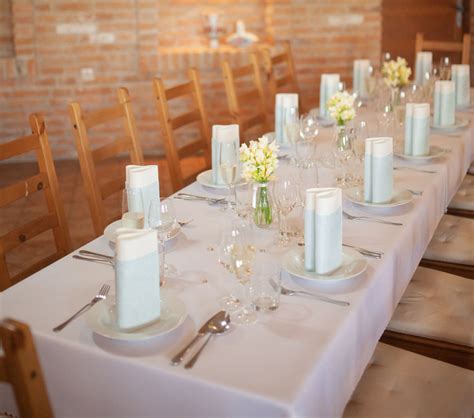 Servírovaný stôl pripravený na rodinnú oslavu