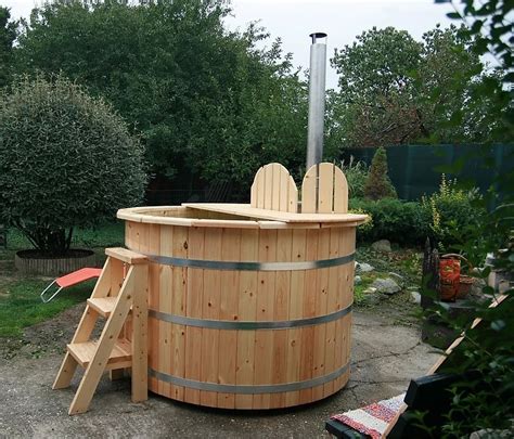 Drevená kúpacia kaďa s pieckou