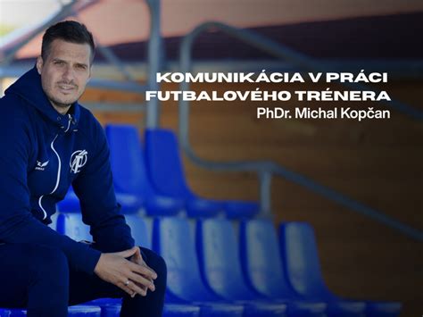 Štýlový záber futbalového trénera rozprávajúceho sa s hráčmi
