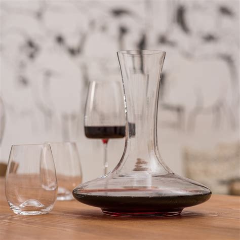 Krištáľová karafa na víno s vínom