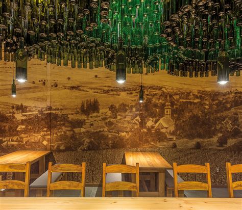 Degustačná miestnosť s fľašami alkoholu