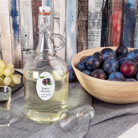 Ilustrácia fľaše kvalitnej slivovice s dôrazom na označenie 