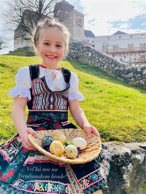 Návštevníci v tradičných krojoch na Oktoberfeste