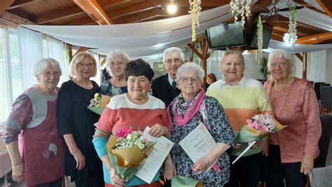 Dobová fotografia členskej schôdze spolku miernosti