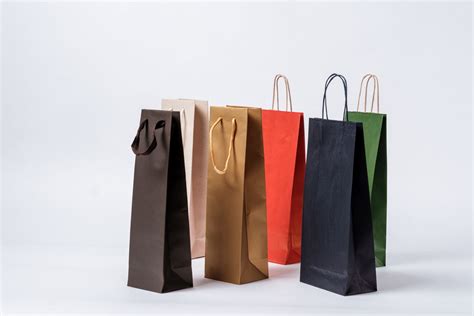 Rôzne druhy papierových tašiek na víno