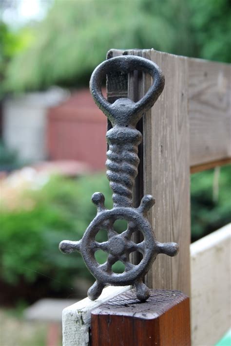 Fľaše s rôznymi druhmi likérov