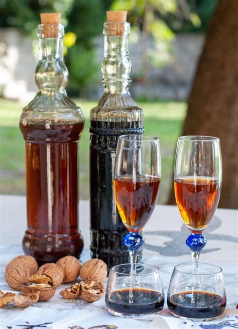 Zloženie pre orechový likér: orechy, korenie, pálenka