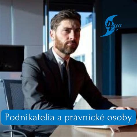 Podnikatelia rokujúci pri stole s nápojmi