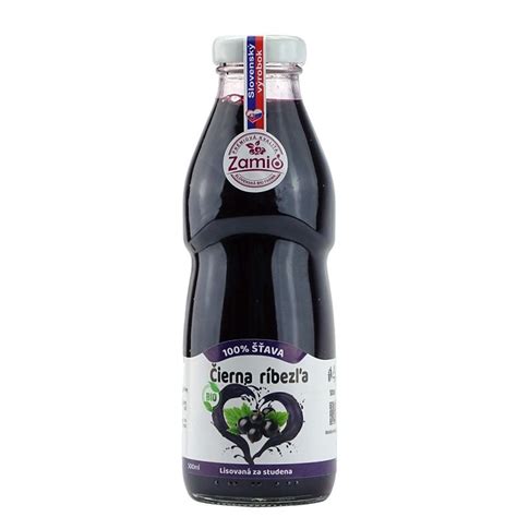 Zmes čiernych ríbezlí a alkoholu v sklenenom pohári