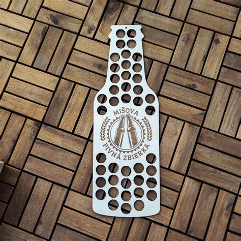 Ilustrácia pivnej fľaše s iskrivým zlatým odleskom