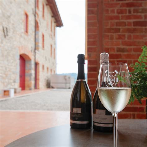 Servírovanie šampanského vo fľašiach