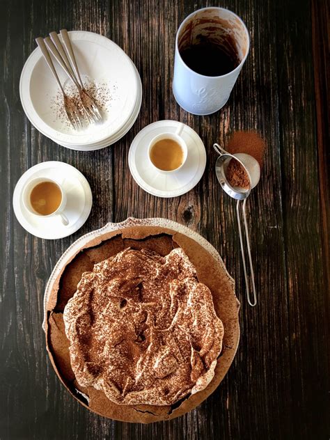 miska s horúcim kakaom a šľahačkou