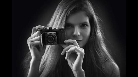 Čiernobiela fotografia Andreja Bičana s efektom maľby