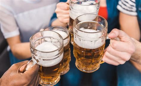 Sumerská tabuľka zobrazujúca pitie piva