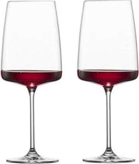 elegantné sklenené poháre na víno