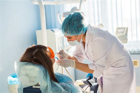 Ilustrácia správnej hygieny ústnej dutiny po piercingu