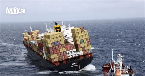 Expedičná loď v polárnom mori