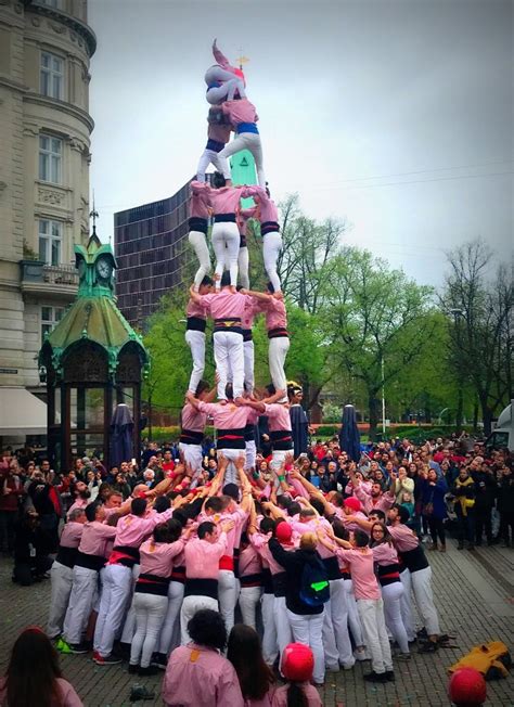 Ilustračná fotografia festivalu s ľuďmi a stánkami