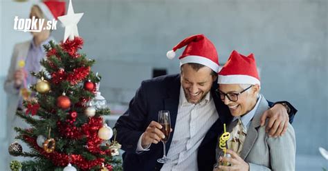 Ľudia pri vianočnom večierku s pohármi