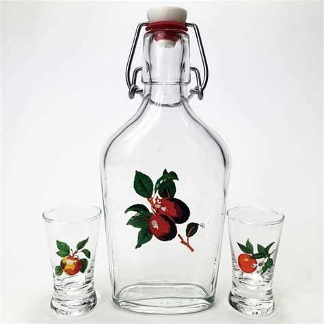 Fľaša Coca-Coly a pohár s rumom