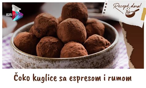 Široký pohár plný ľadu s rumom a Coca-Colou