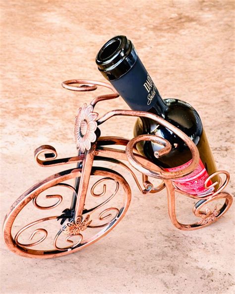 Detail kovaného stojana na víno v tvare bicykla