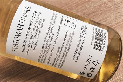 Etiketa vína s vyznačeným obsahem alkoholu a alergenů