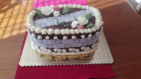 Detailná vrstva slanej torty s rôznymi ingredienciami