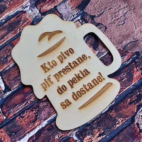 Detail ozdobeného pivového pohára na slanej torte