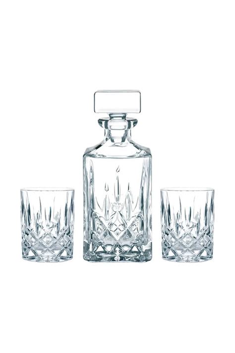 Ilustračná fotografia s rôznymi pivovými pohármi a krígľami na drevenom pozadí