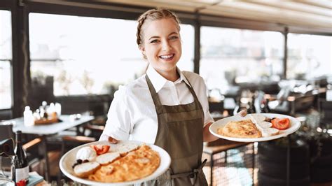 Ľudia popíjajúci víno v reštaurácii
